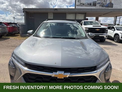 Used 2025 Chevrolet Trax LT FWD image 2