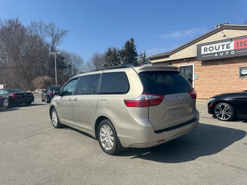 Used 2017 Toyota Sienna XLE image 9