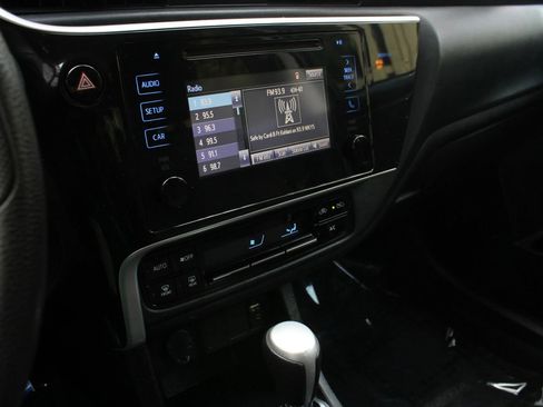 Used 2018 Toyota Corolla LE image 31
