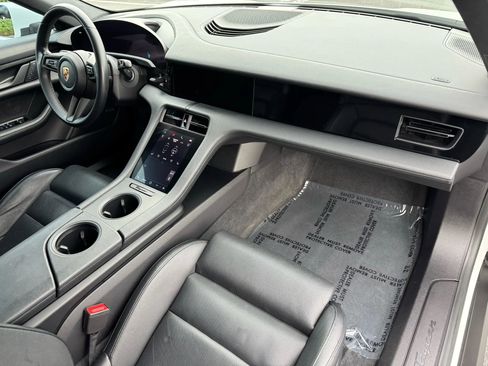 Used 2022 Porsche Taycan image 20