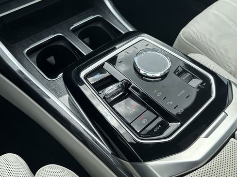 Certified 2025 BMW i7 xDrive60 w/ Premium Package AWD/4WD image 27
