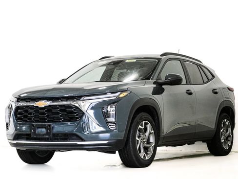 Used 2025 Chevrolet Trax LT FWD image 3