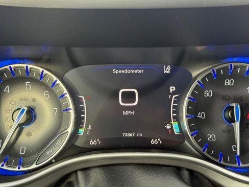 Used 2022 Chrysler Pacifica Touring-L FWD image 23