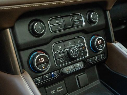 Used 2021 Chevrolet Suburban High Country w/ Premium Package AWD/4WD image 24