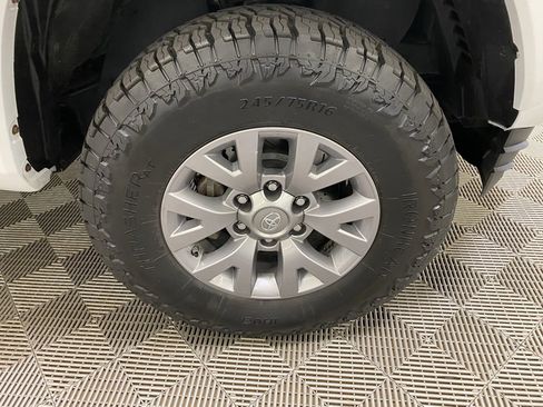 Used 2019 Toyota Tacoma 4x4 Double Cab image 2
