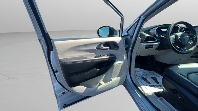 Used 2024 Chrysler Pacifica Touring-L FWD image 9