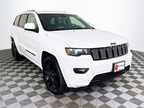 Used 2022 Jeep Grand Cherokee Laredo X AWD/4WD image 1