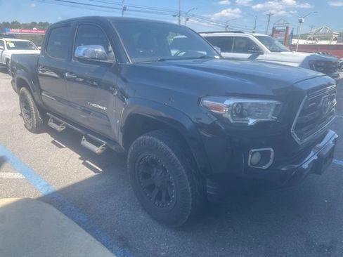 Used 2017 Toyota Tacoma Limited w/ Tow Package image 3