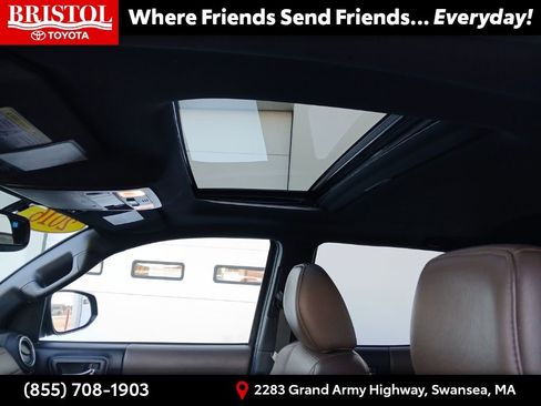 Used 2016 Toyota Tacoma Limited w/ Towing Package image 20