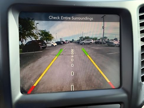 Used 2016 Jeep Cherokee Latitude w/ Cold Weather Group FWD image 21