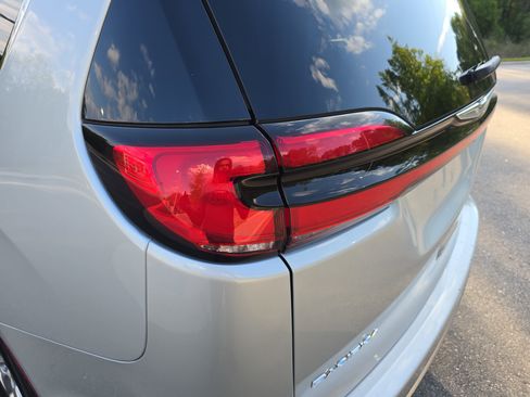 Used 2024 Chrysler Pacifica Touring-L FWD image 36
