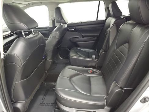 Used 2020 Toyota Highlander XLE AWD/4WD image 29