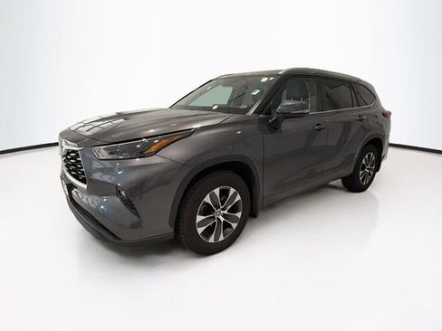 Used 2023 Toyota Highlander XLE AWD/4WD image 3