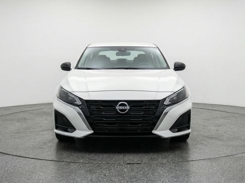 Used 2025 Nissan Altima 2.5 SV FWD image 2