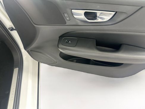 Used 2020 Volvo S60 T5 Momentum image 30