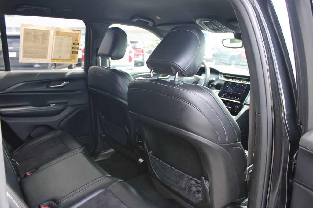 Used 2024 Jeep Grand Cherokee Altitude AWD/4WD image 33