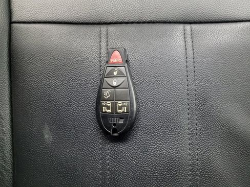 Used 2016 Chrysler Town & Country Touring image 32