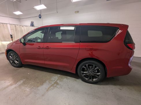 New 2026 Chrysler Pacifica Select FWD image 9