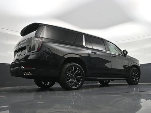 Used 2026 Chevrolet Suburban Premier RWD image 32
