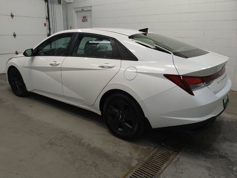 Used 2022 Hyundai Elantra SEL w/ Convenience Package FWD image 3