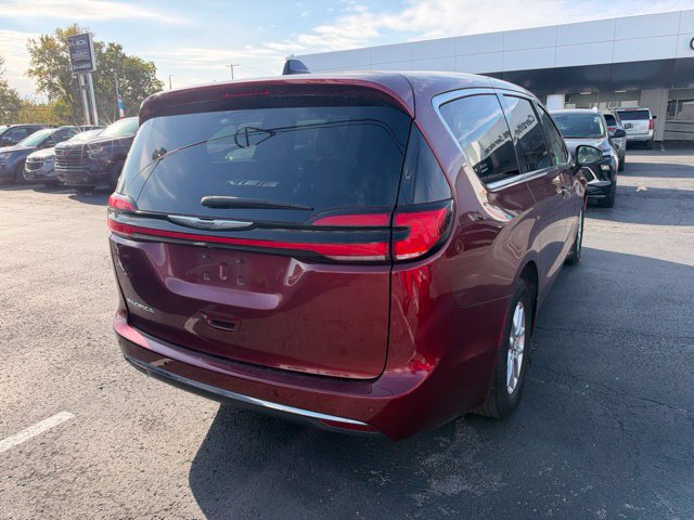 Used 2023 Chrysler Pacifica Touring-L FWD image 4