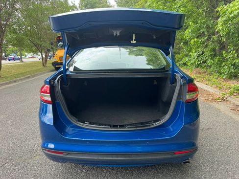 Used 2017 Ford Fusion SE FWD image 6