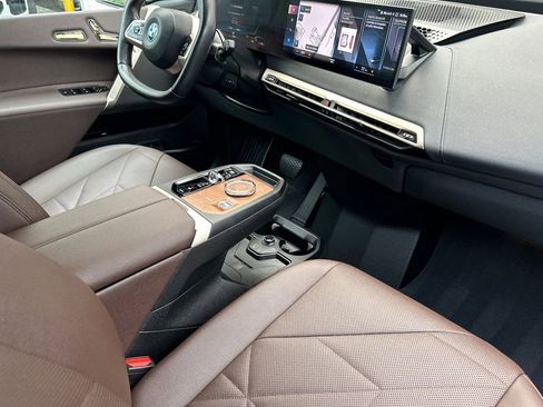 Used 2023 BMW iX xDrive50 w/ Premium Package image 17