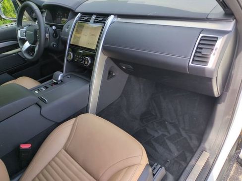 Used 2024 Land Rover Discovery Dynamic SE AWD/4WD image 19