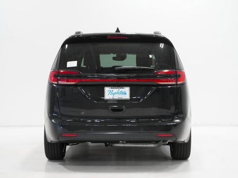 Used 2024 Chrysler Pacifica Limited w/ S Appearance Package image 6