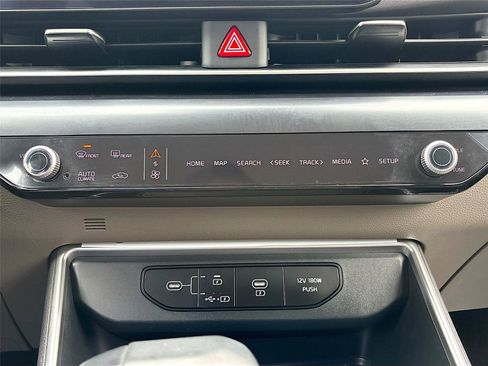Used 2025 Kia Carnival FWD image 16