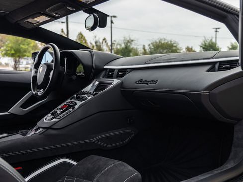 Used 2018 Lamborghini Aventador S image 45