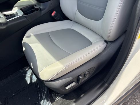 Used 2020 Toyota RAV4 Limited FWD image 12
