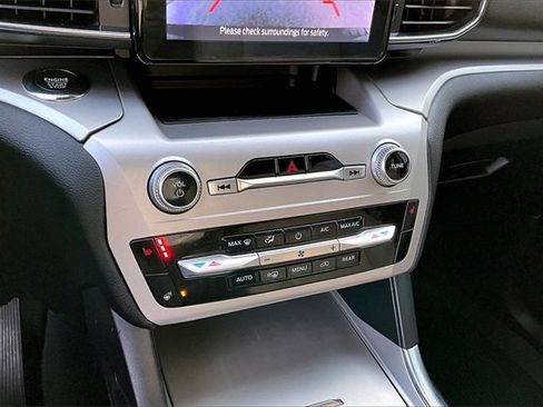 Used 2022 Ford Explorer XLT w/ Equipment Group 202A image 15