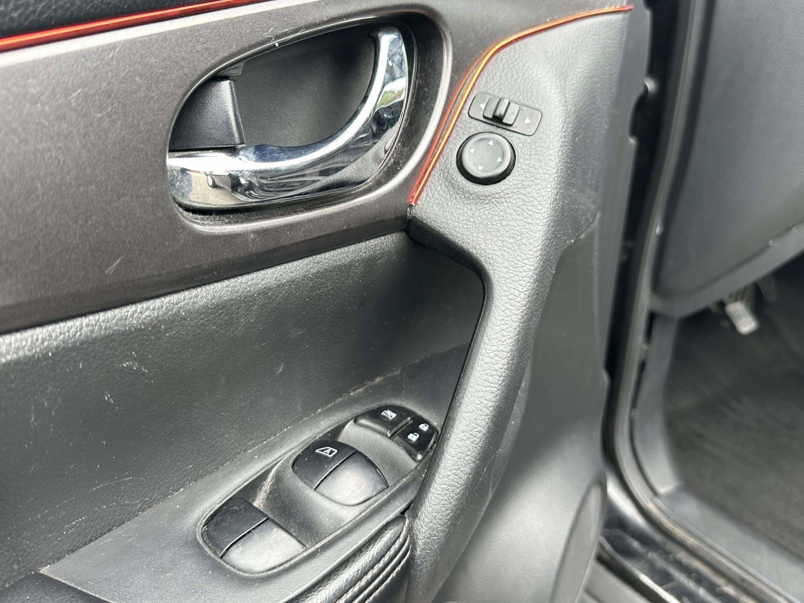 Used 2015 Nissan Rogue SV AWD/4WD image 14