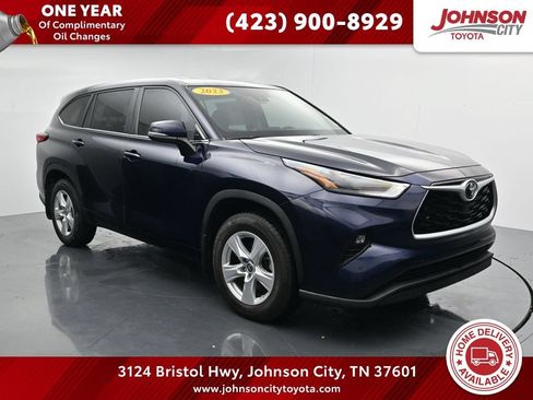 Used 2023 Toyota Highlander LE AWD/4WD image 1