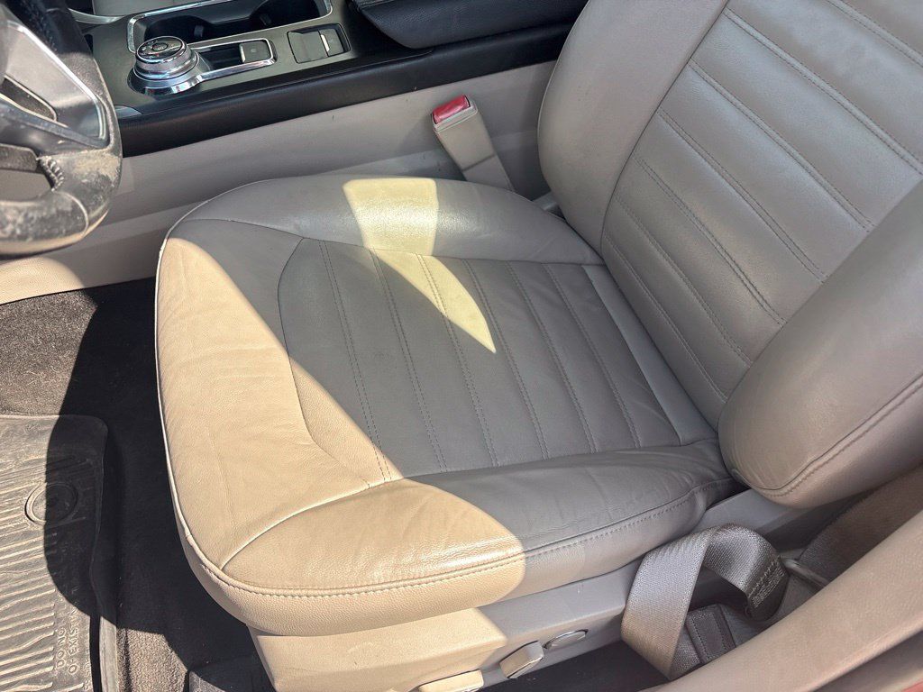 Used 2017 Ford Fusion SE w/ Fusion SE Technology Package FWD image 12