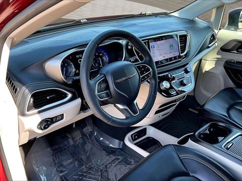 Used 2023 Chrysler Pacifica Touring-L AWD/4WD image 8