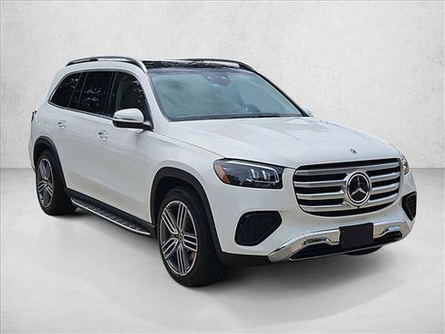 Used 2025 Mercedes-Benz GLS 450 4MATIC image 3