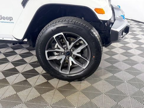 Used 2024 Jeep Wrangler Unlimited AWD/4WD image 11