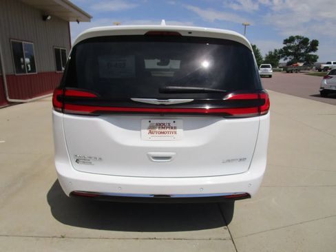 Used 2022 Chrysler Pacifica Limited FWD image 8