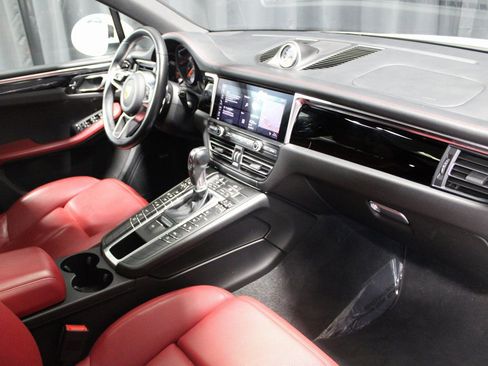 Used 2021 Porsche Macan image 26