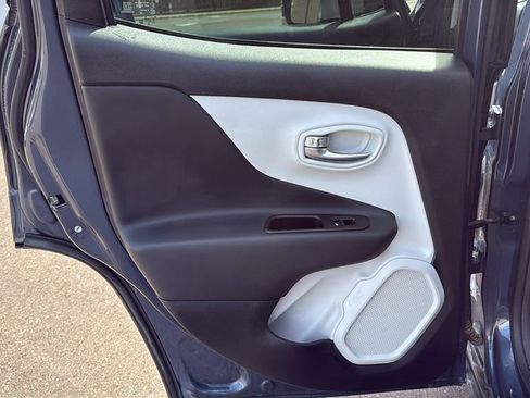 Used 2022 Jeep Renegade Latitude w/ Convenience Group image 12