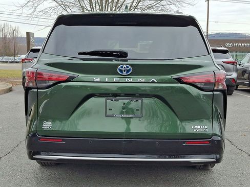 Used 2023 Toyota Sienna Limited image 8