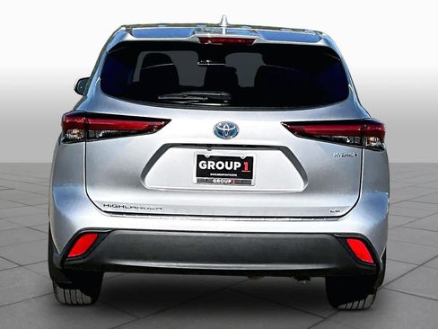 Used 2021 Toyota Highlander LE AWD/4WD image 4