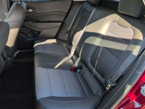 Used 2025 Chevrolet Trax LT w/ LT Convenience Package image 28