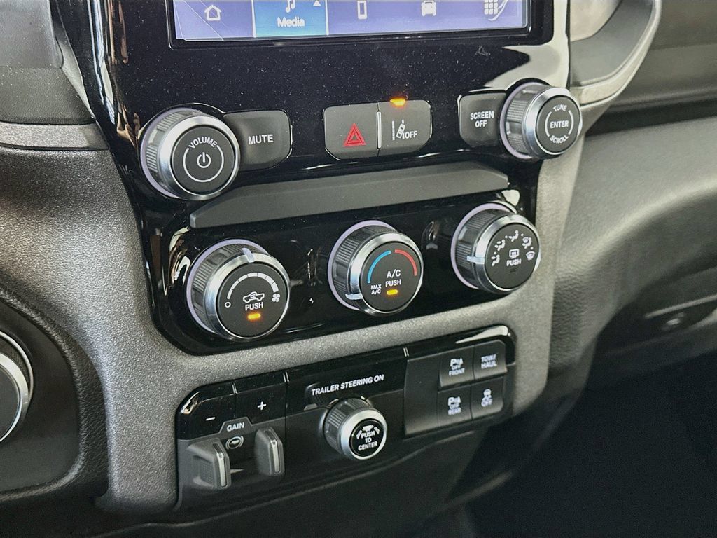 New 2026 RAM 1500 Express AWD/4WD image 15