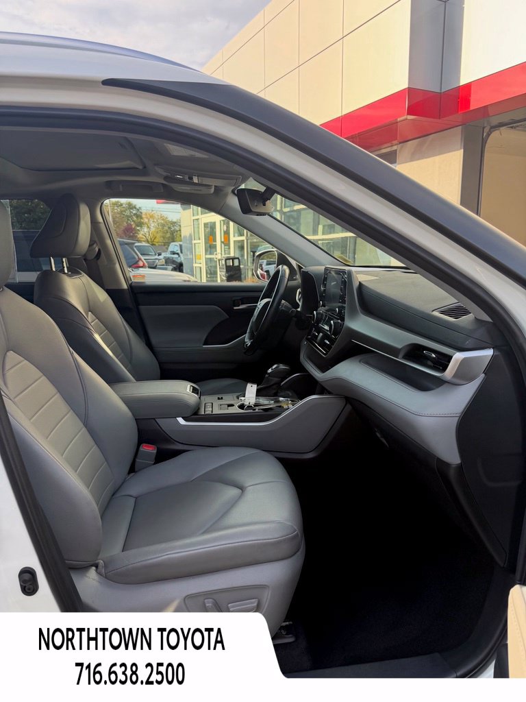 Used 2021 Toyota Highlander XLE FWD image 13