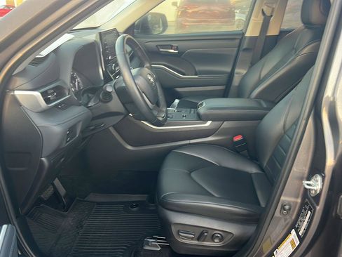 Used 2022 Toyota Highlander XLE image 10