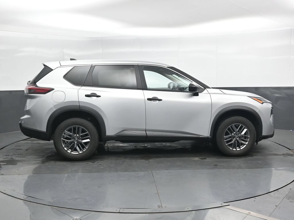 Used 2024 Nissan Rogue S AWD/4WD image 3