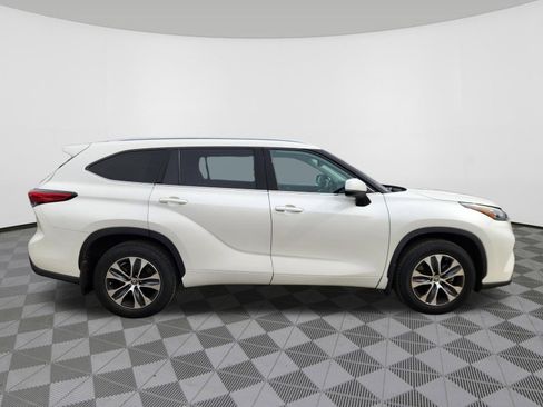 Used 2020 Toyota Highlander XLE image 6